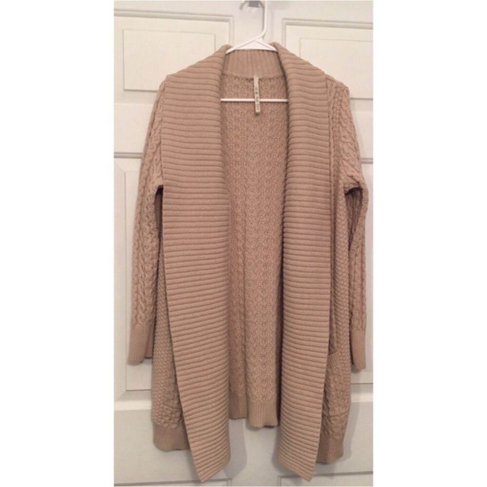 Leo & Nicole Long Cable Knit Sweater. Size XL
